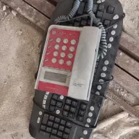یک عدد کیبورد و یک عدد تلفن