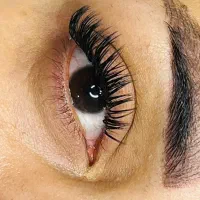 خدمات اکستنشن مژه و لیفت مژه و ابرو
