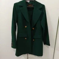 مقداری لباس نو و کم استفاده شده