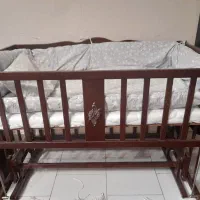تخت و گهواره کنار مادر