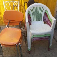 تعدادی صندلی پلاستیکی  و پایه فلزی