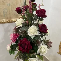 گلدان طلایی ایستاده کنار سالنی