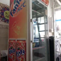 یخچال ۶۰ سانتی و ۲ عدد میز ۸ عدد صندلی فایبرگلاس