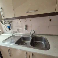 سینک و صفحه سینک با تعدادی درب کابینت
