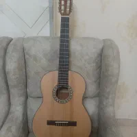 یک عدد دستگاه گیتار نو و دست نخورده