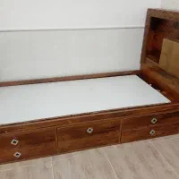 بااین تخت کچا هم کمد داری وهم شب خواب