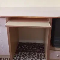 میز تحریر و کامپیوتر