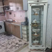 بوفه با داخل وسایلش و زیر تلویزیون