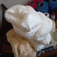 نخ مخمل رنگ سفید وکرم به صورت کلاف باقیمت فوق العا