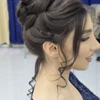 به یک اصلاح کار ماهر خانم مجرد درسالن بانوان