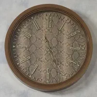 ساعت دیواری کاملا سالم