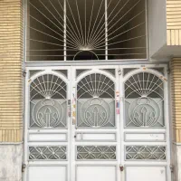 درب آهنی حیاط پارکینگ و‌ نفر