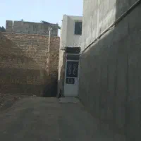 پشت قواره سروستان یک طبقه ونیم