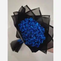 عروسک و دسته گل