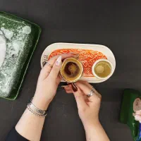 یک باریستا و یک آشپز شیفت شب
