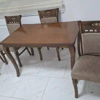 میز ناهارخوری کاملا تمیز و نو