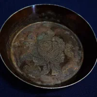 ظرف کوچک قدیمی نقش دار گل رز جنس فلز خاص وینتیج