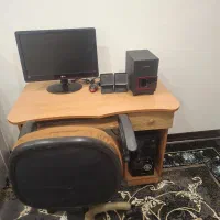 کامپیوتر تمیز در حدنو با میز وصندلی