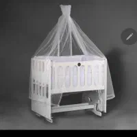 تخت گهواره کنار تخت مادر