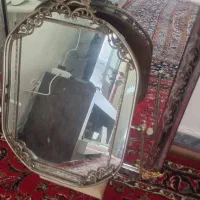 آینه قدیمی با پایه سنگ مرمر
