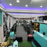 نیروی خانم پذیرش باشگاه بدنسازی