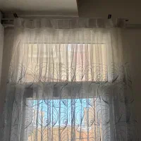 پرده حریر طرح دار با ریل پرده و تمام اتصالاتش