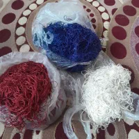 مقداری نخ ابریشم