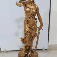 مجسمه ترازوی عدالت