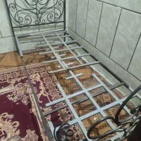 تخت اهنی یک نفره و کمد لباسی چوبی سالم سالم