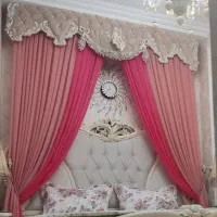 کتیبه تخت خواب با پرده و آویزش و کتابخانه و ...