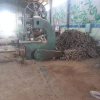 چند نفر کارگر ساده کار در کارگاه چوب بری