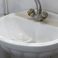 روشویی سالم مرتب فقط کمی خاک گرفته
