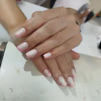 کاشت ناخن و مژه