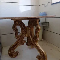 میز با پایه سلطنتی