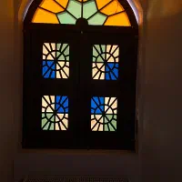 پنجره آنتیک چوبی شیشه رنگی