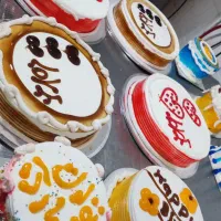 منشی یا فروشنده خانم در قنادی