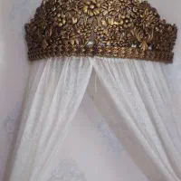 تاج و تور بالای تخت