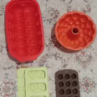 تعدادی ظرف ژله و کیک