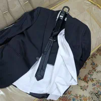 کت و شلوار همراه با پیراهن سفید و کراوات