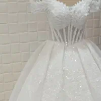 فروشنده خانم مشاور عروس در مزون