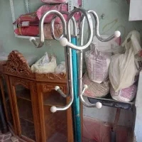 چوب لباسی وکتابخانه