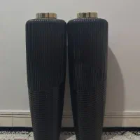 گلدان شیشه ای کنار سالنی