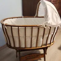 گهواره چوبی نوزاد زیبا تخت کنار مادر