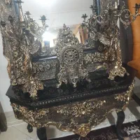 آینه و کنسول و شمعدان و ساعت