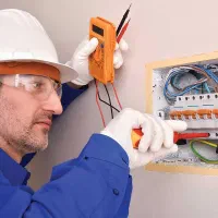 استخدام نیروی آشنا با تابلو برق و تاسیسات