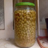 ترشی غوره. غوره   با آب قوره طبعیی.