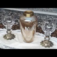 یک جفت شمعدونی و یک عدد گلدون بسیار شیک