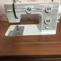 چرخ خیاطی و گلدوزی ژانومه 393A همراه با میز صندلی