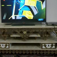 زیر تلوزیون برنجی