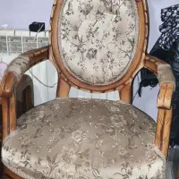 دو عدد صندلی
